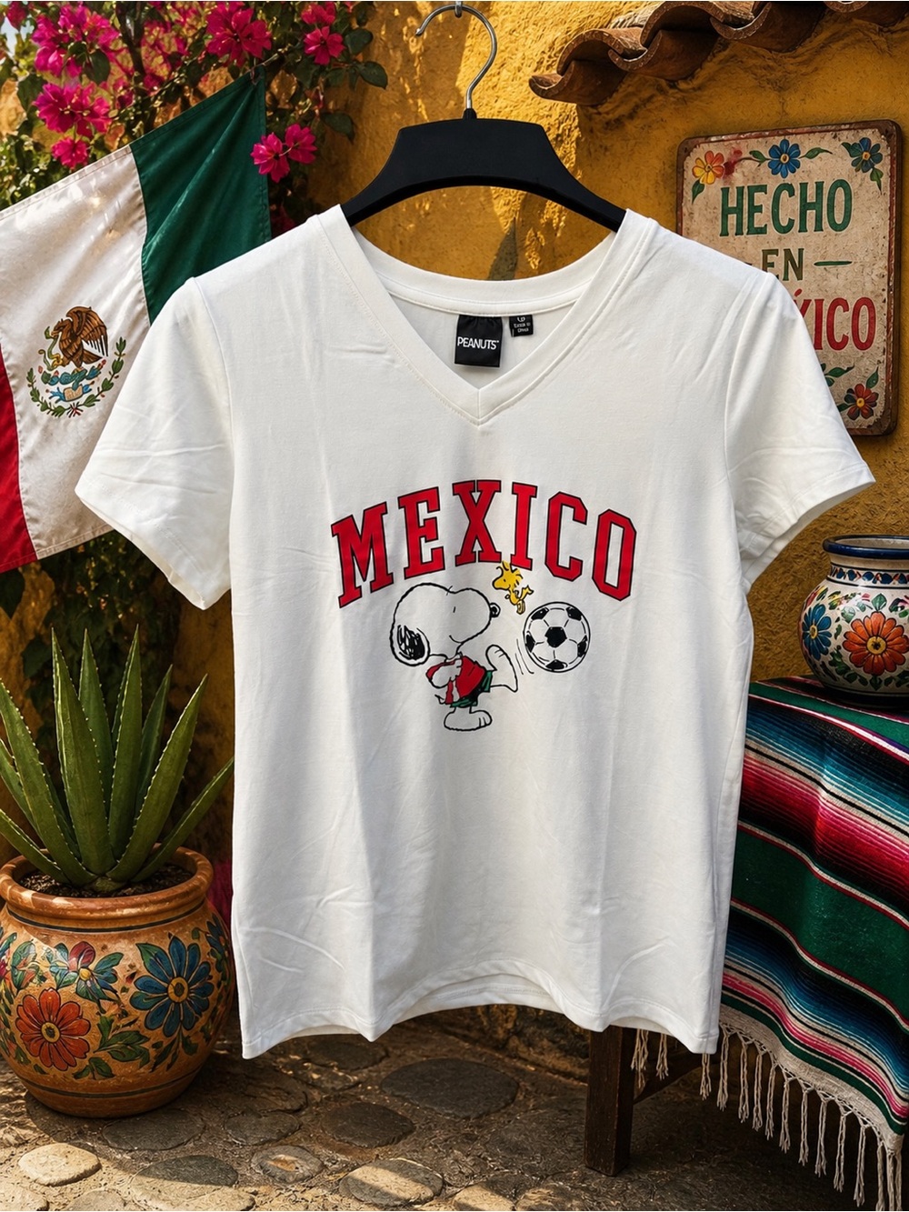 Mexico Peanuts Snoopy ivory V-neck Short Sleeve Tshirt L